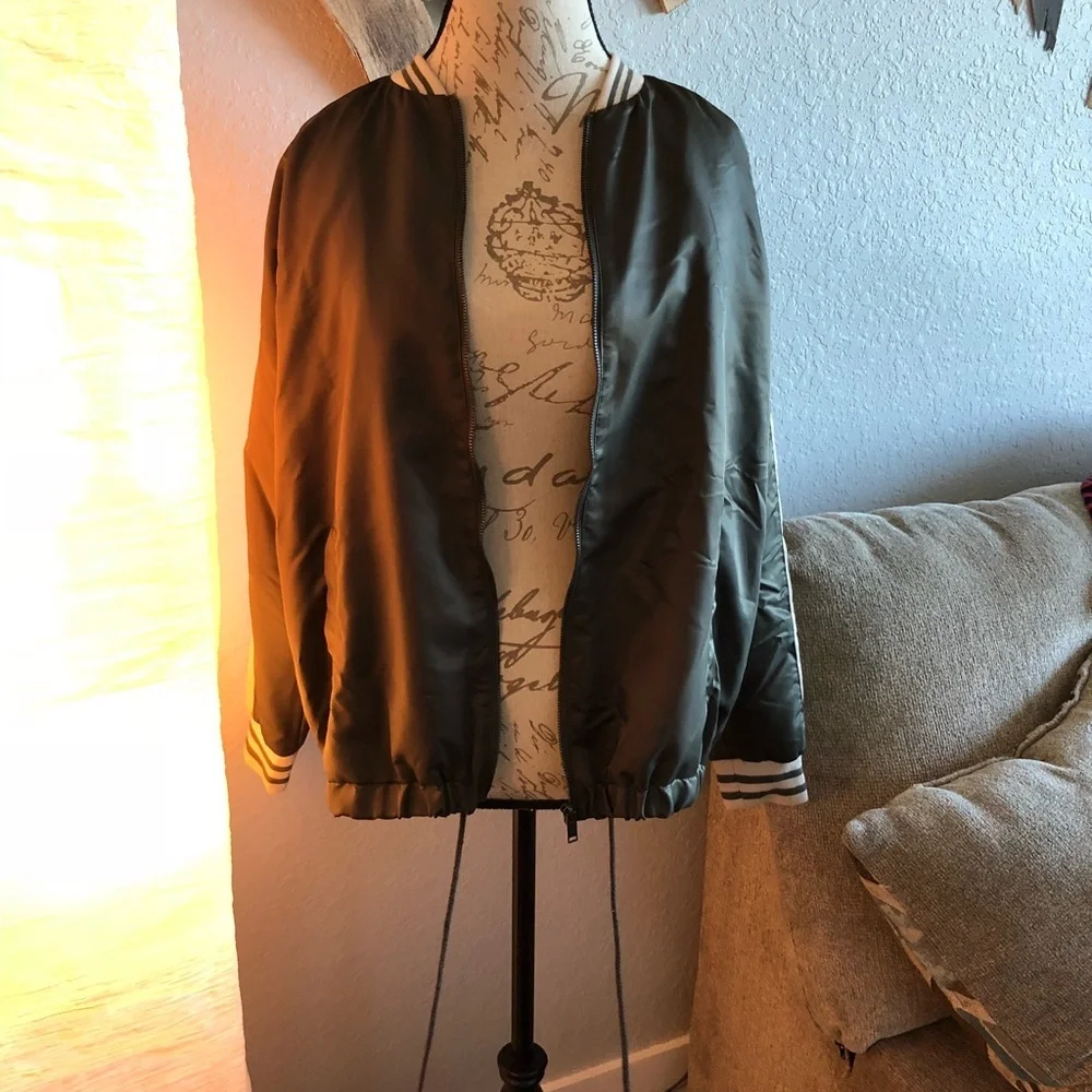 4[Forever21] Olive bomber satin bird embroidered - Picture 2 of 8